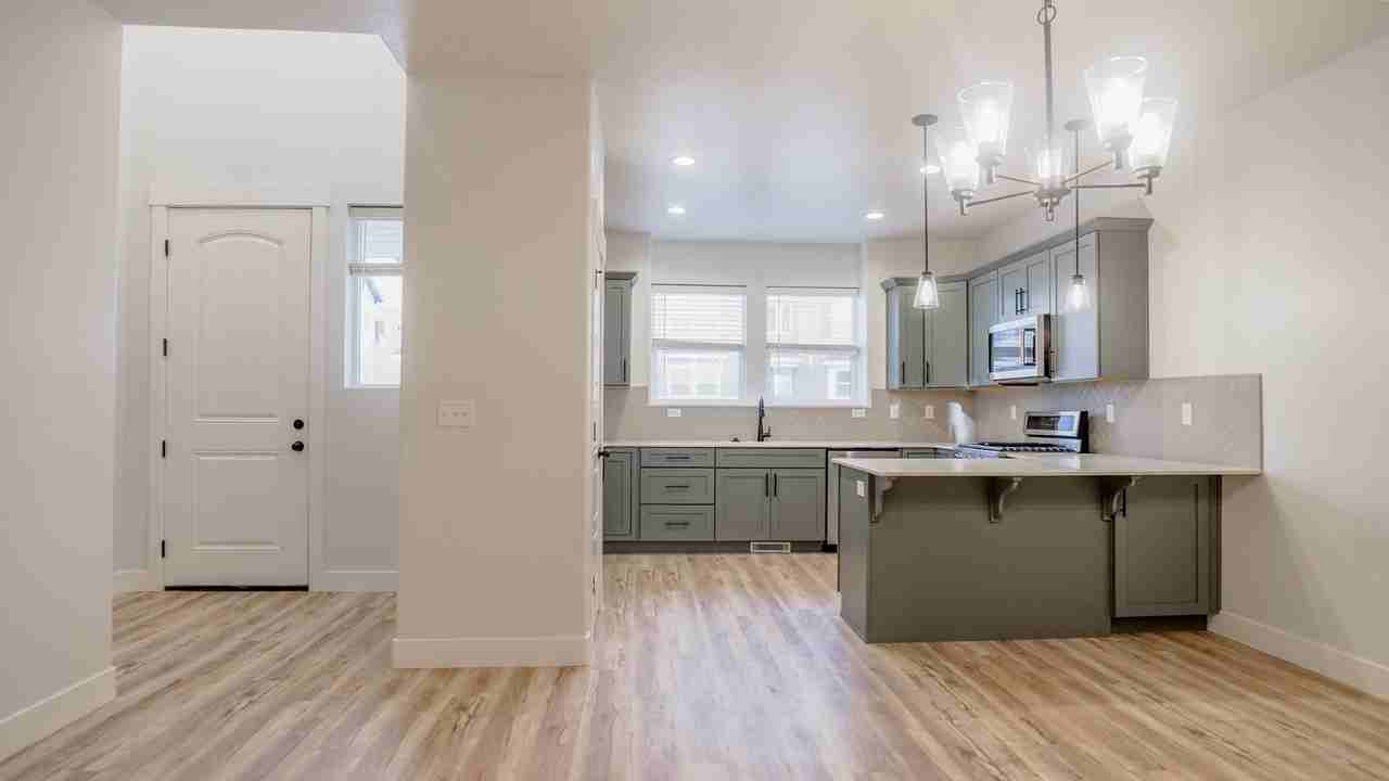 2010 N 3930 W - Photo 4 of 36