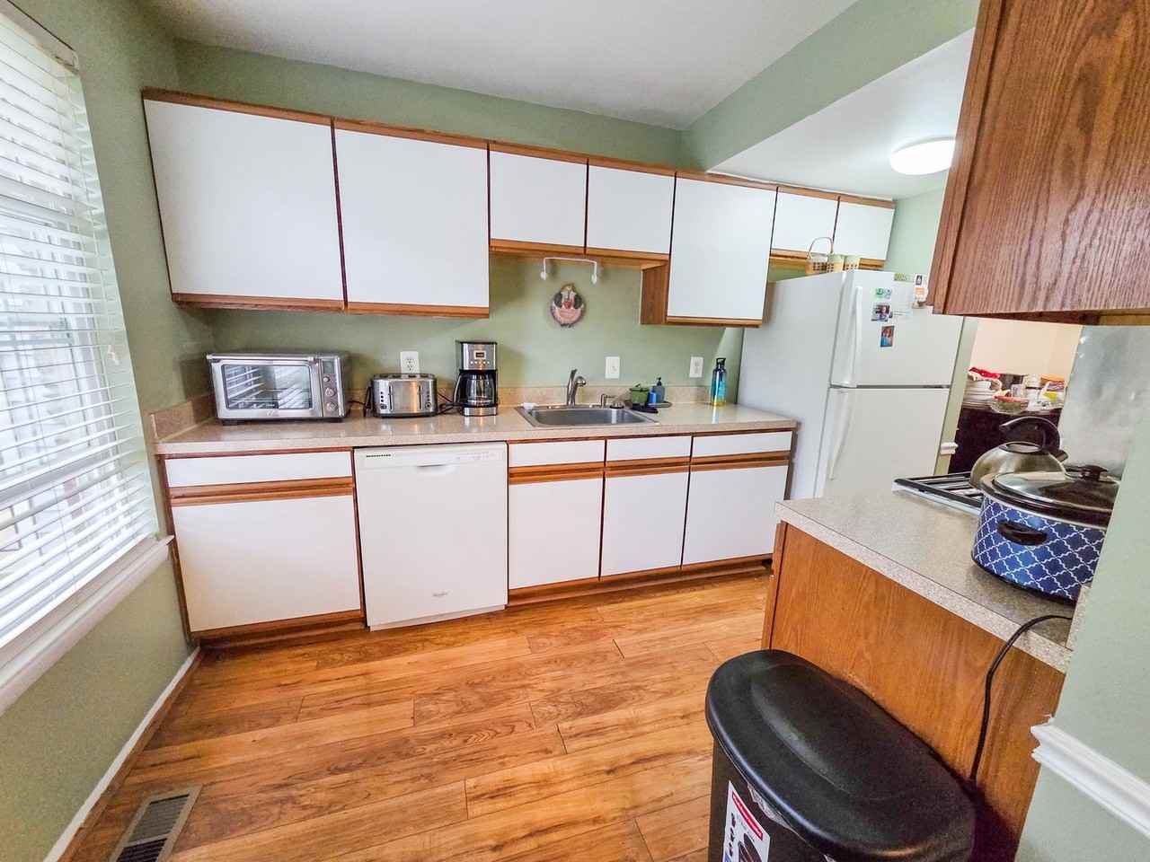 7012 Roslyn Ave - Photo 6 of 32