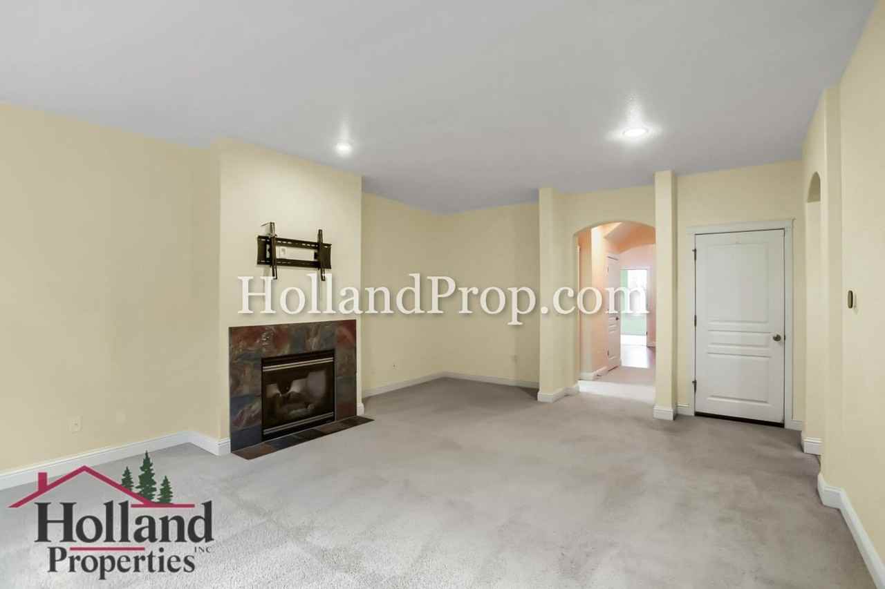 319 Nw Wildwood St - Photo 7 of 29