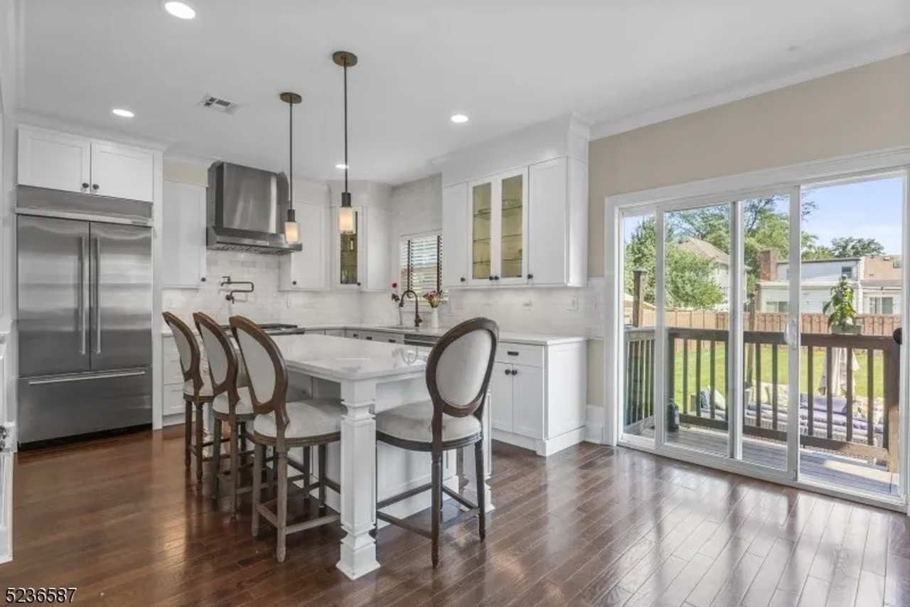 407 W Inman Ave - Photo 3 of 48