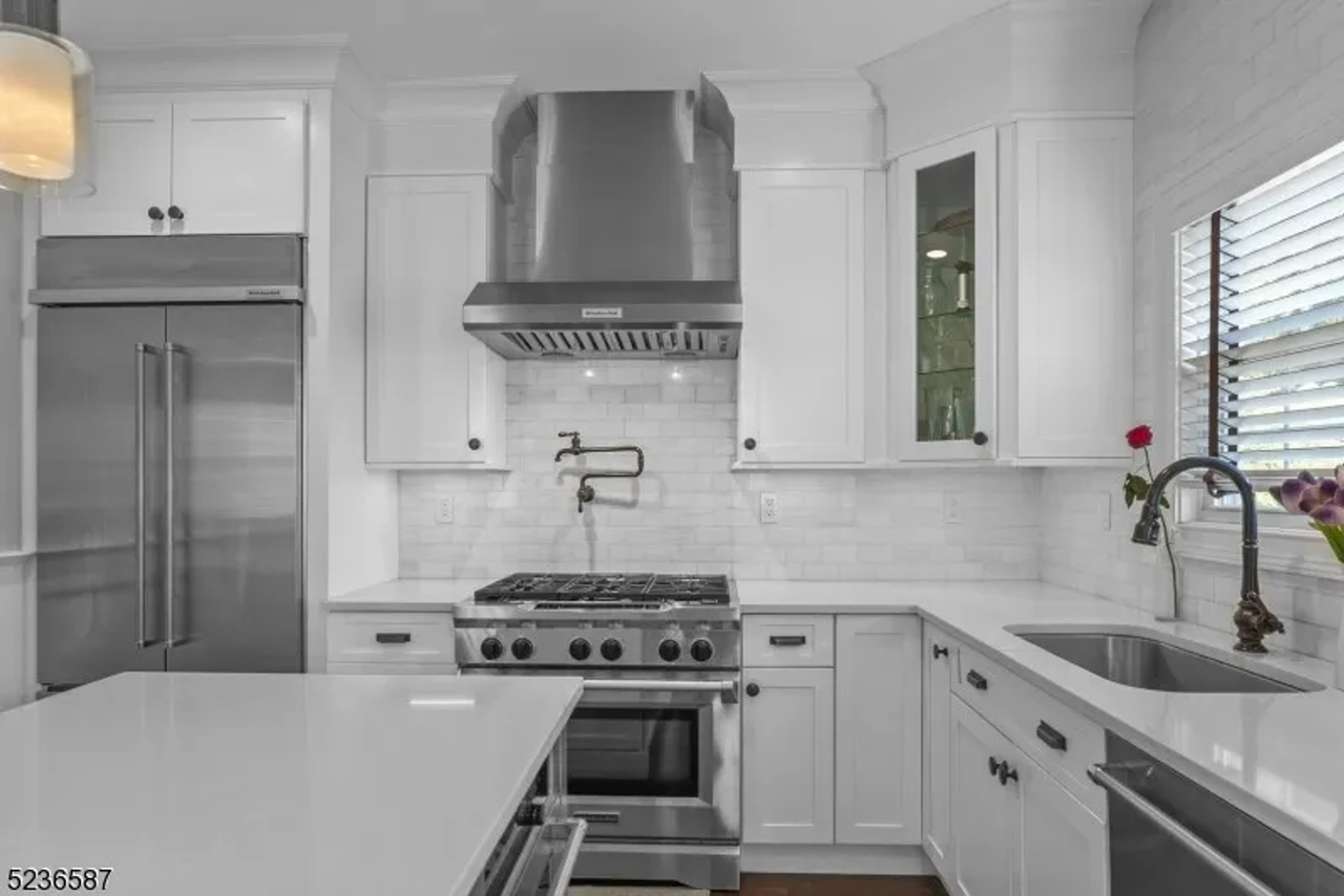 407 W Inman Ave - Photo 4 of 48