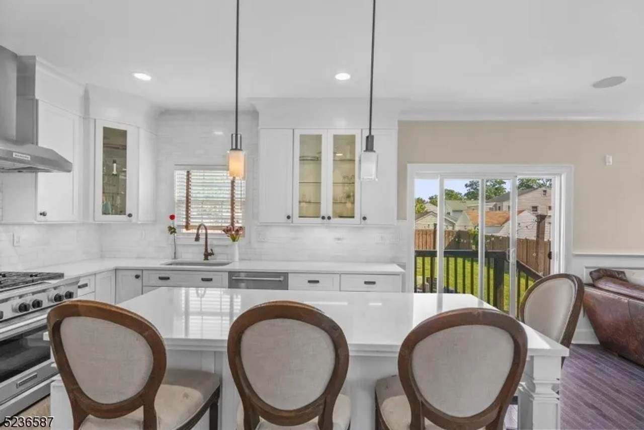 407 W Inman Ave - Photo 6 of 48