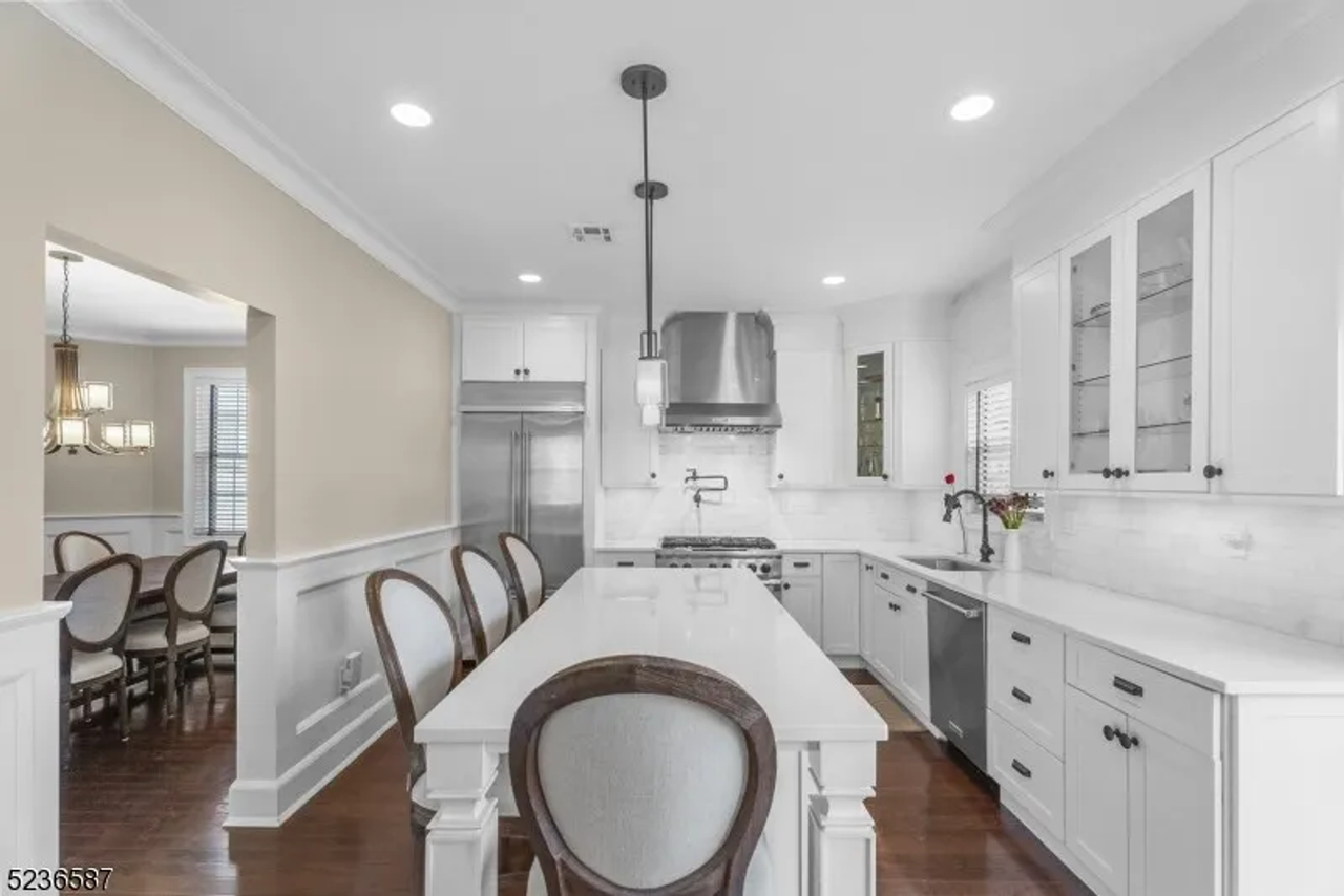 407 W Inman Ave - Photo 7 of 48