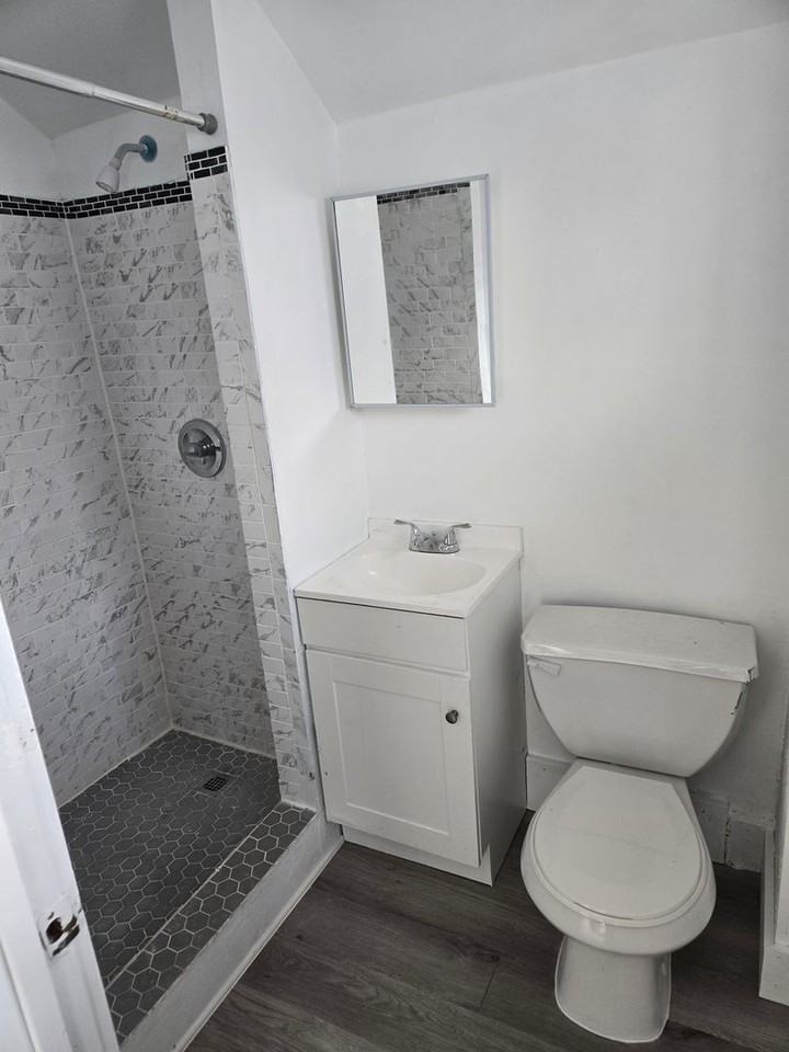 724 N Main St - Photo 6 of 8