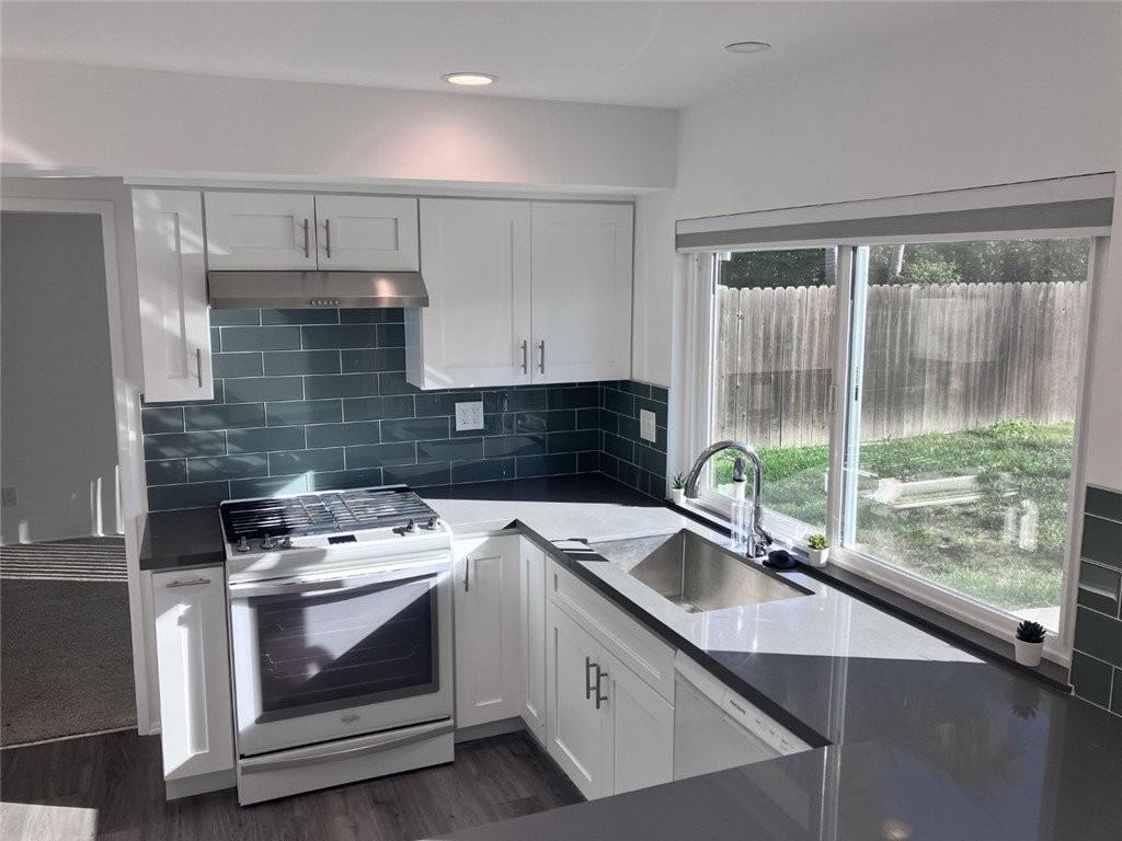 9022 Hyde Park Dr - Photo 2 of 8