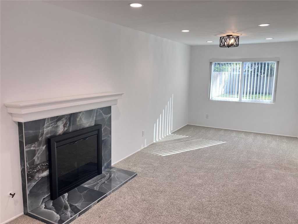 9022 Hyde Park Dr - Photo 4 of 8