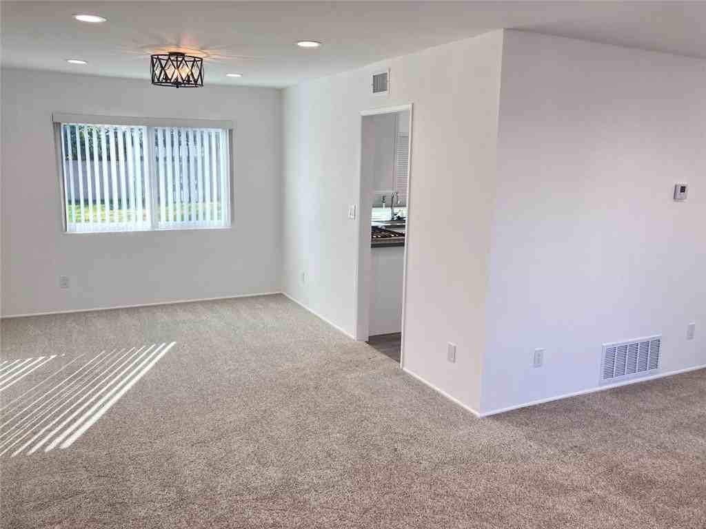 9022 Hyde Park Dr - Photo 5 of 8