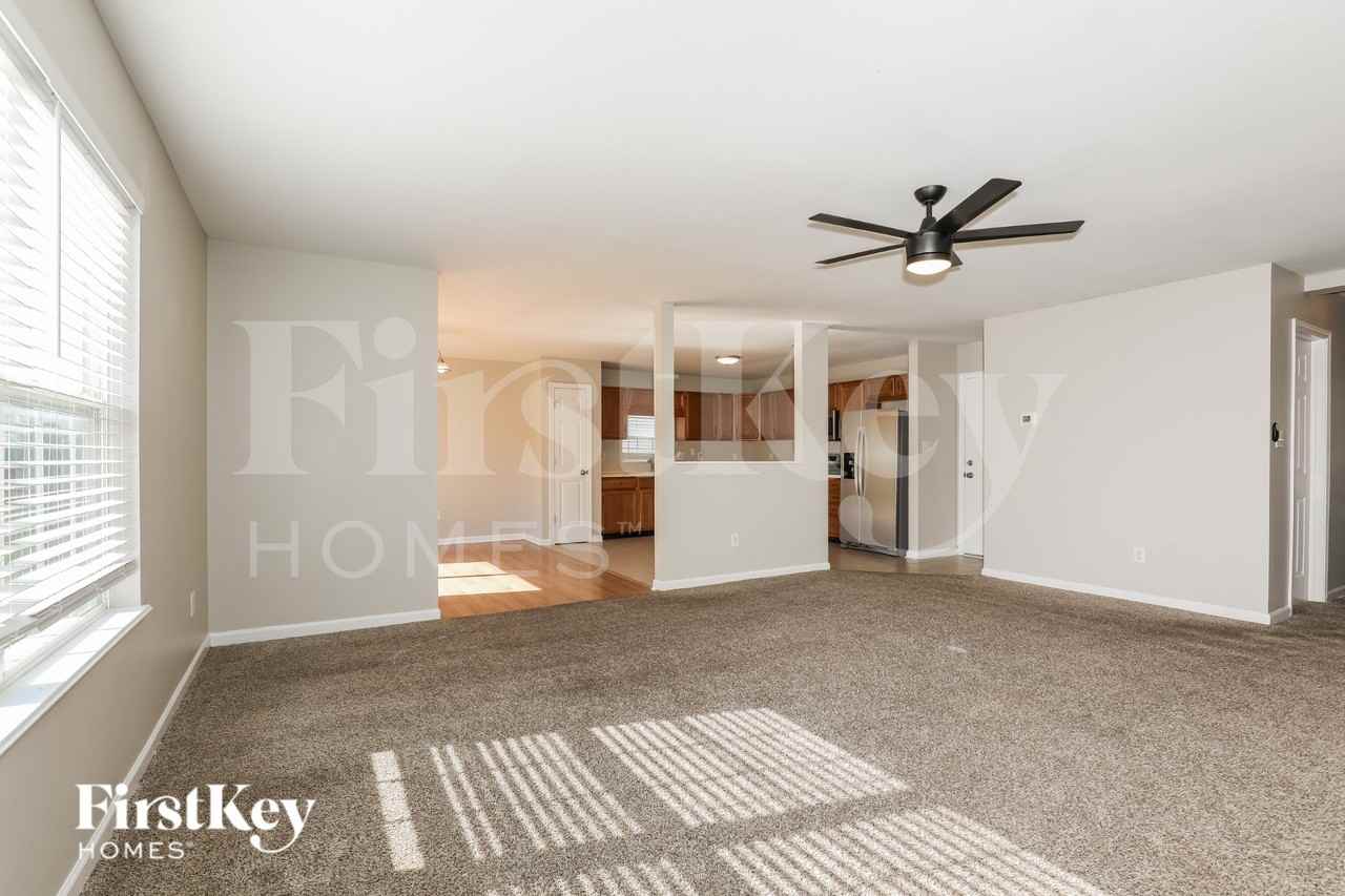 2334 Layton Park Dr - Photo 3 of 19