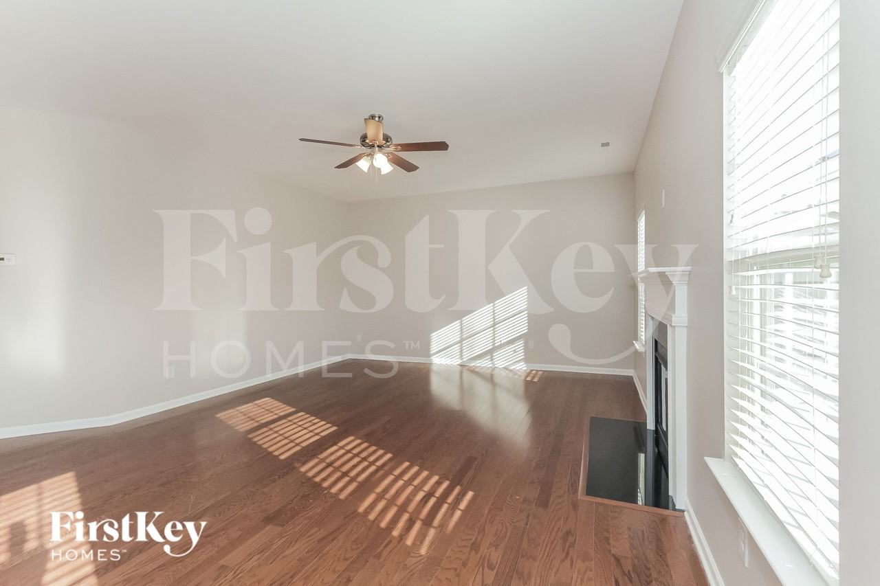 2266 Isaac St - Photo 4 of 15