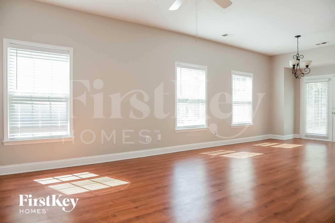 1033 Kings Mountain Ln - Photo 2 of 18