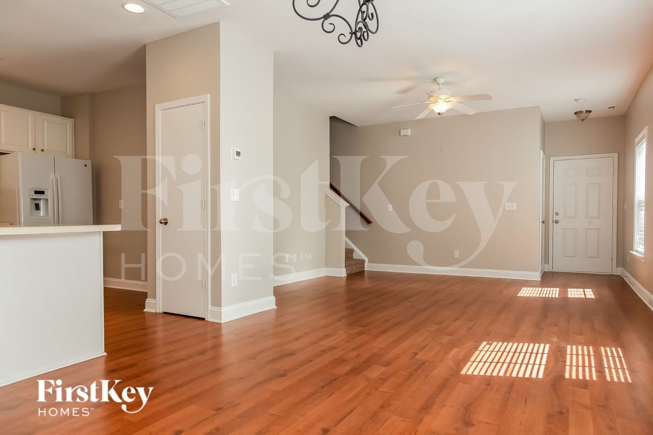 1033 Kings Mountain Ln - Photo 4 of 18