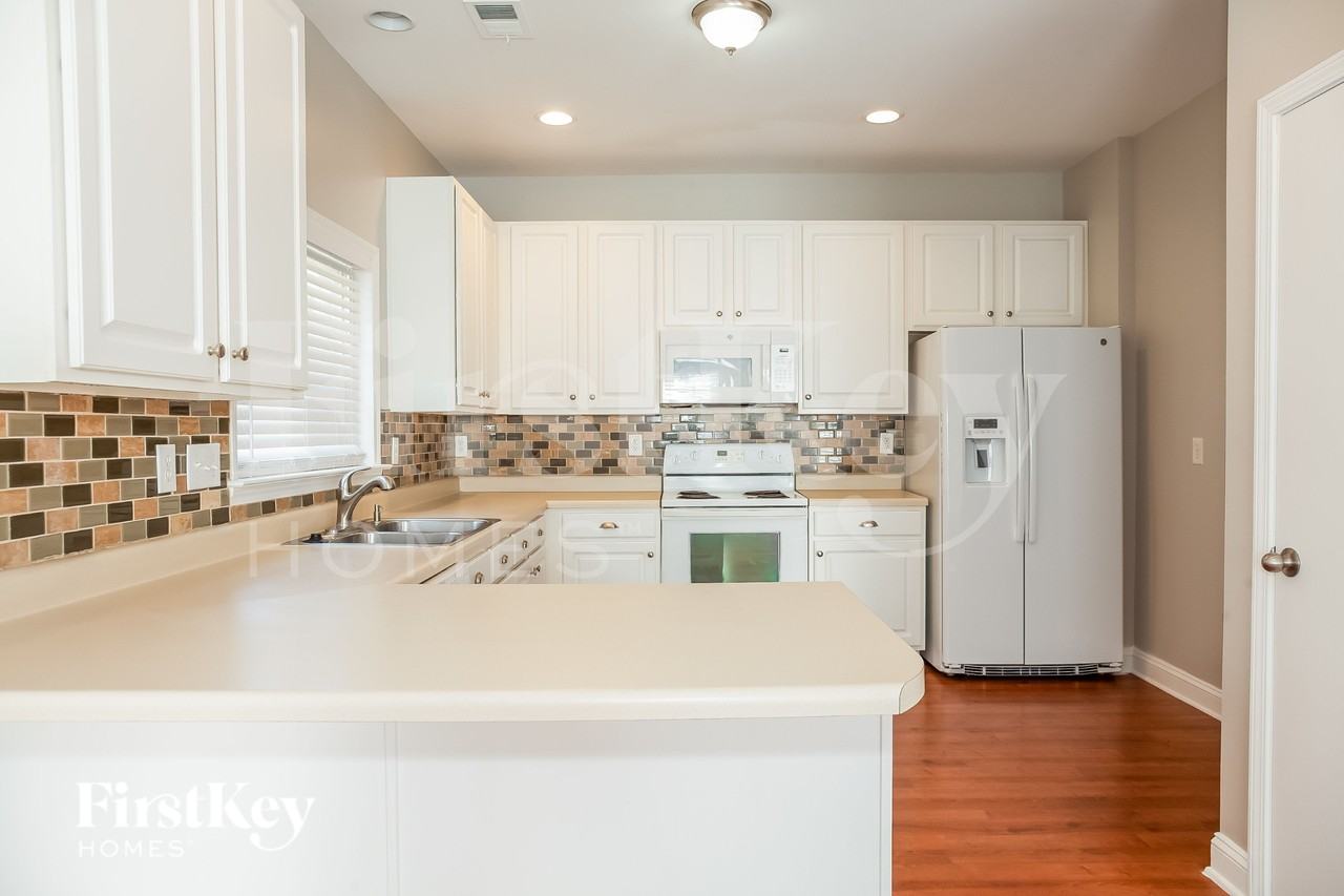 1033 Kings Mountain Ln - Photo 6 of 18