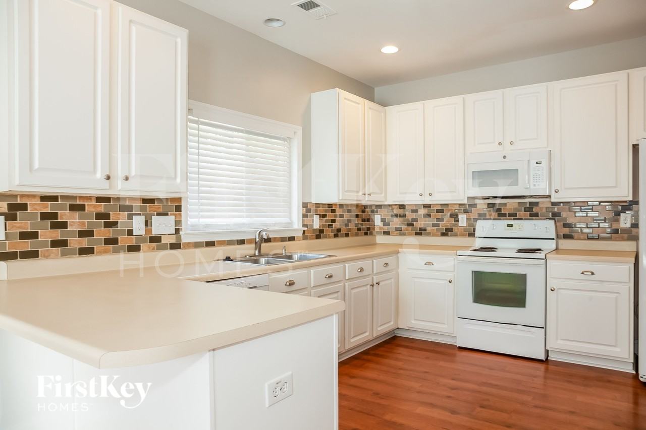 1033 Kings Mountain Ln - Photo 7 of 18