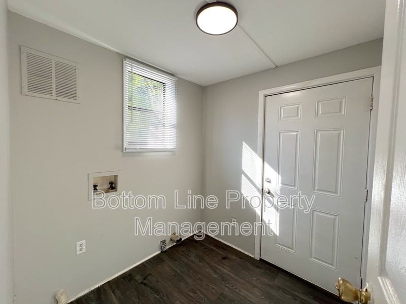 1529 Newcastle St - Photo 4 of 16