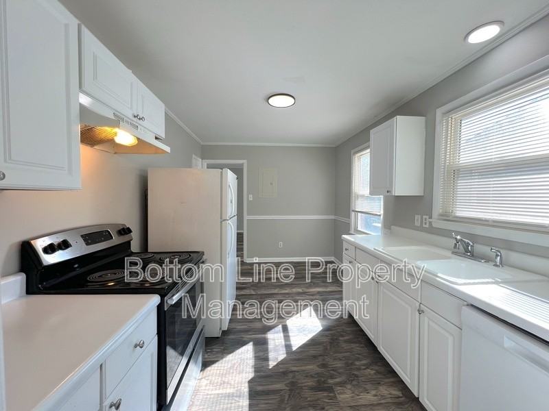 1529 Newcastle St - Photo 5 of 16