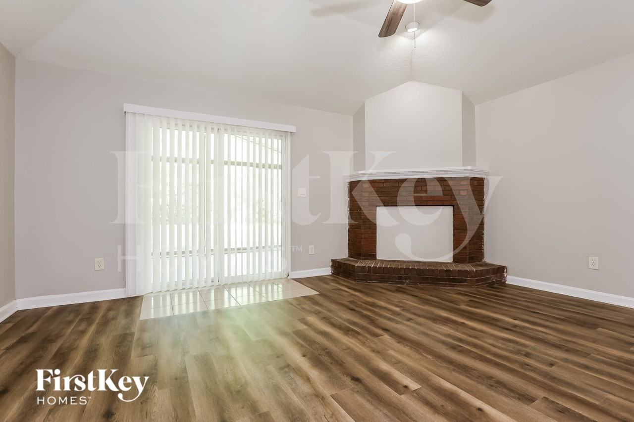 370 Tait Rd - Photo 2 of 19