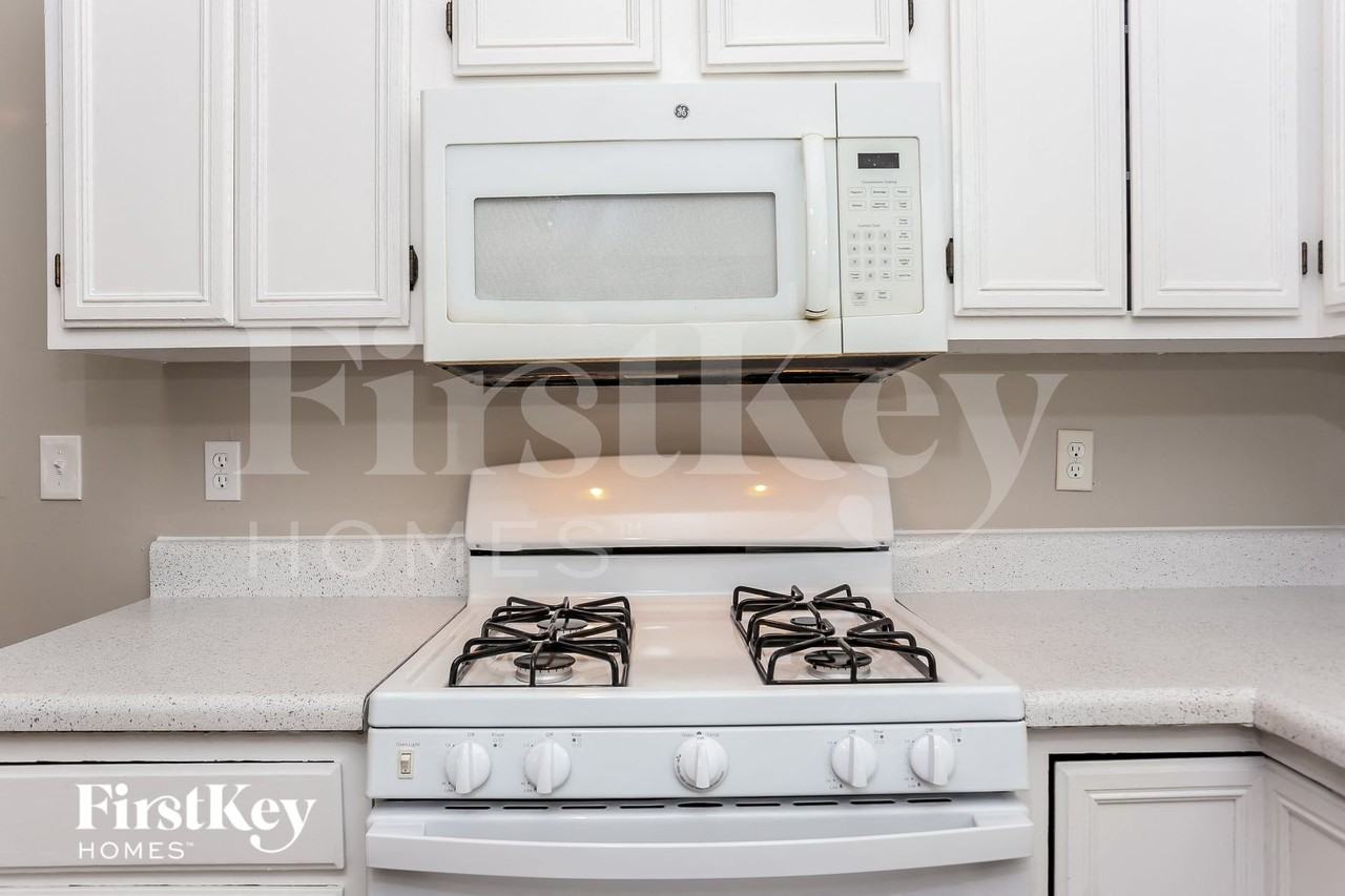 6319 Hillview Ln - Photo 7 of 15