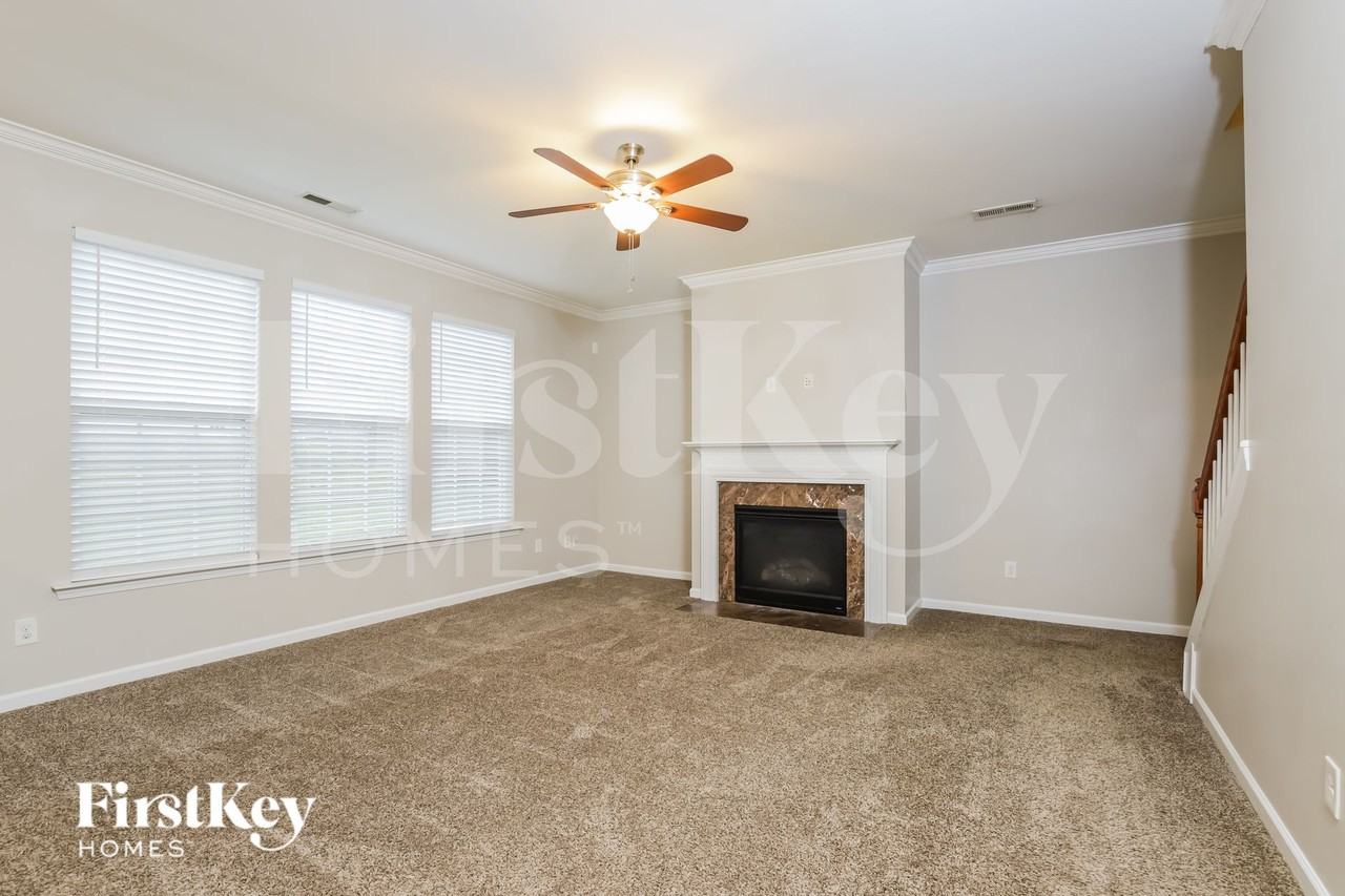 477 Shady Grove Ct - Photo 3 of 15