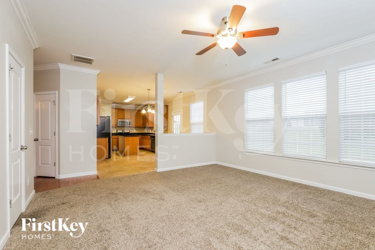 477 Shady Grove Ct - Photo 4 of 15