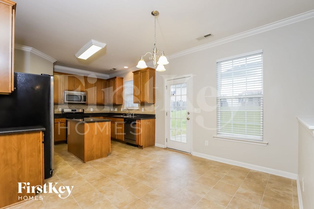 477 Shady Grove Ct - Photo 5 of 15