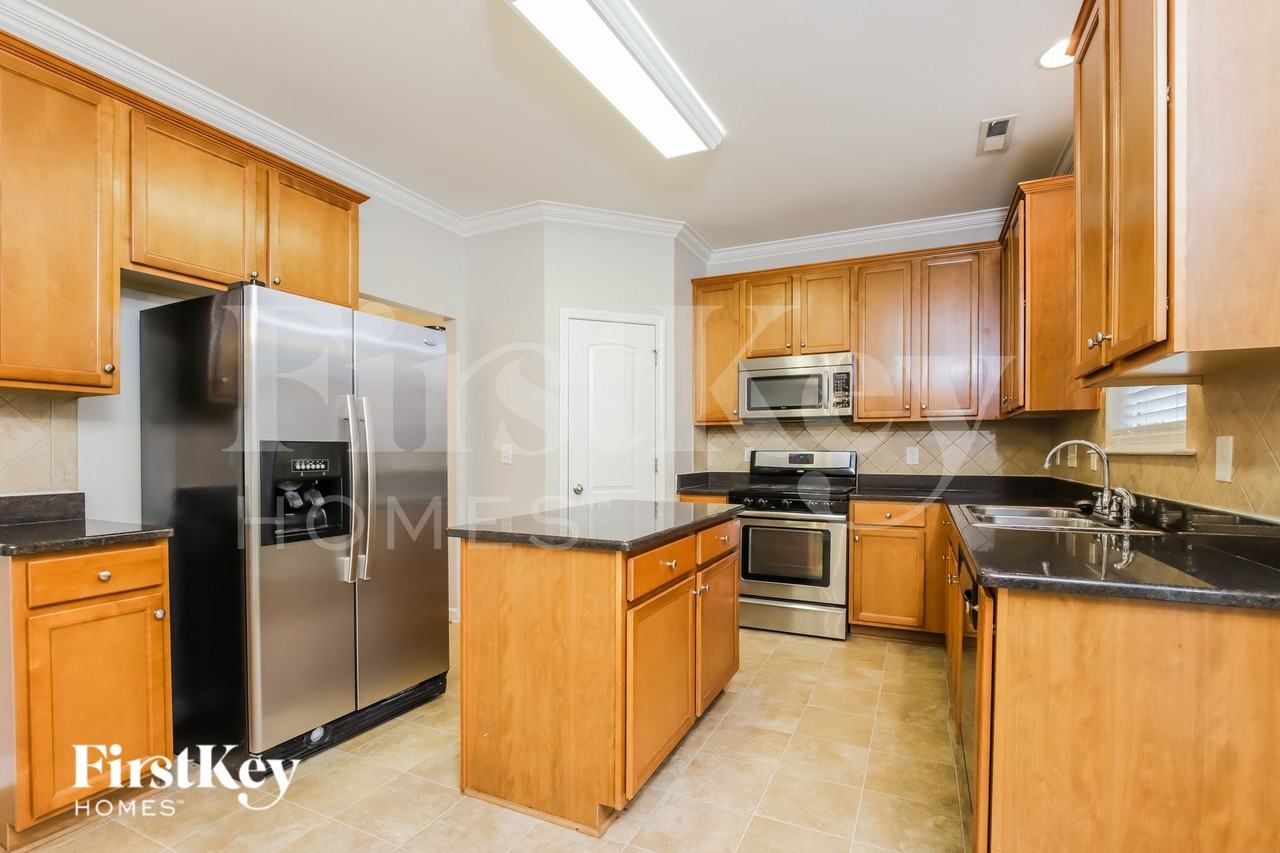 477 Shady Grove Ct - Photo 7 of 15