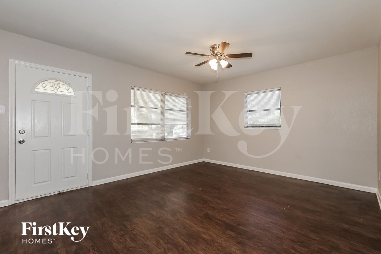 9305 Forest Hills Dr - Photo 3 of 19