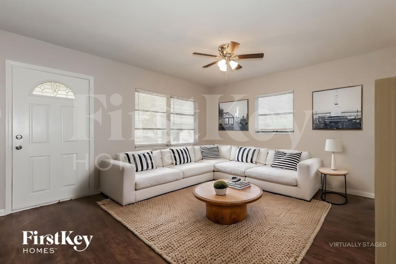 9305 Forest Hills Dr - Photo 4 of 19