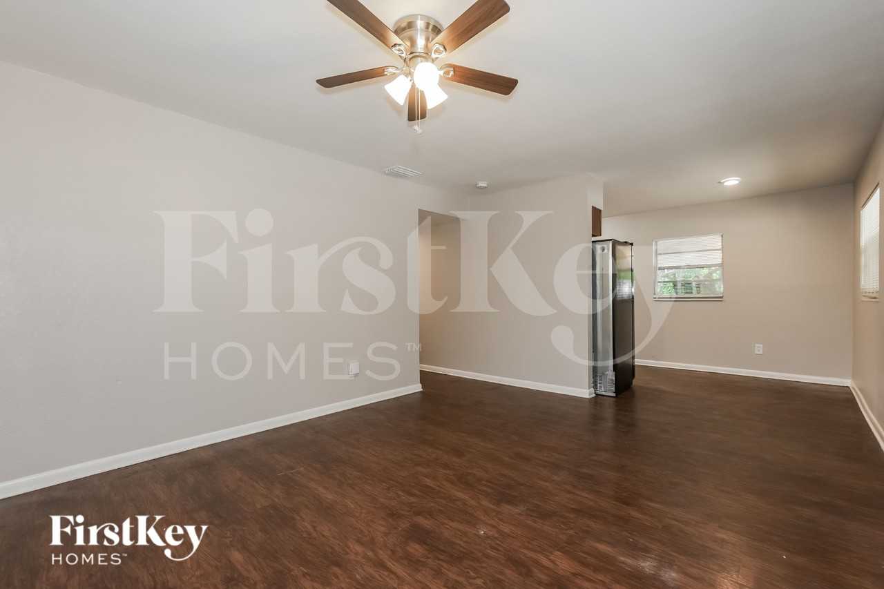 9305 Forest Hills Dr - Photo 5 of 19
