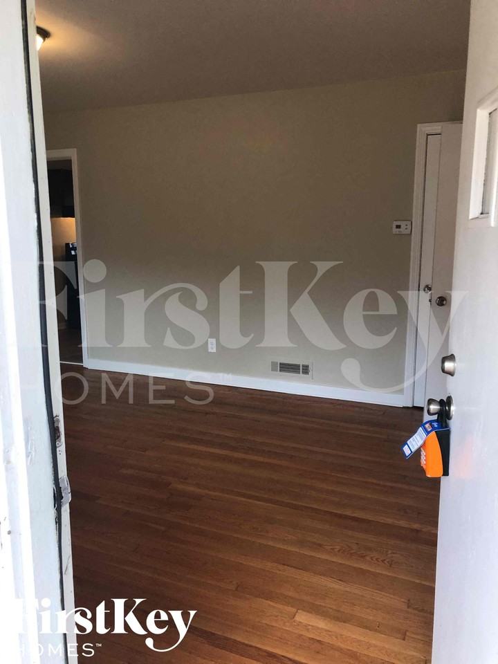 901 Elizabeth Dr - Photo 2 of 17