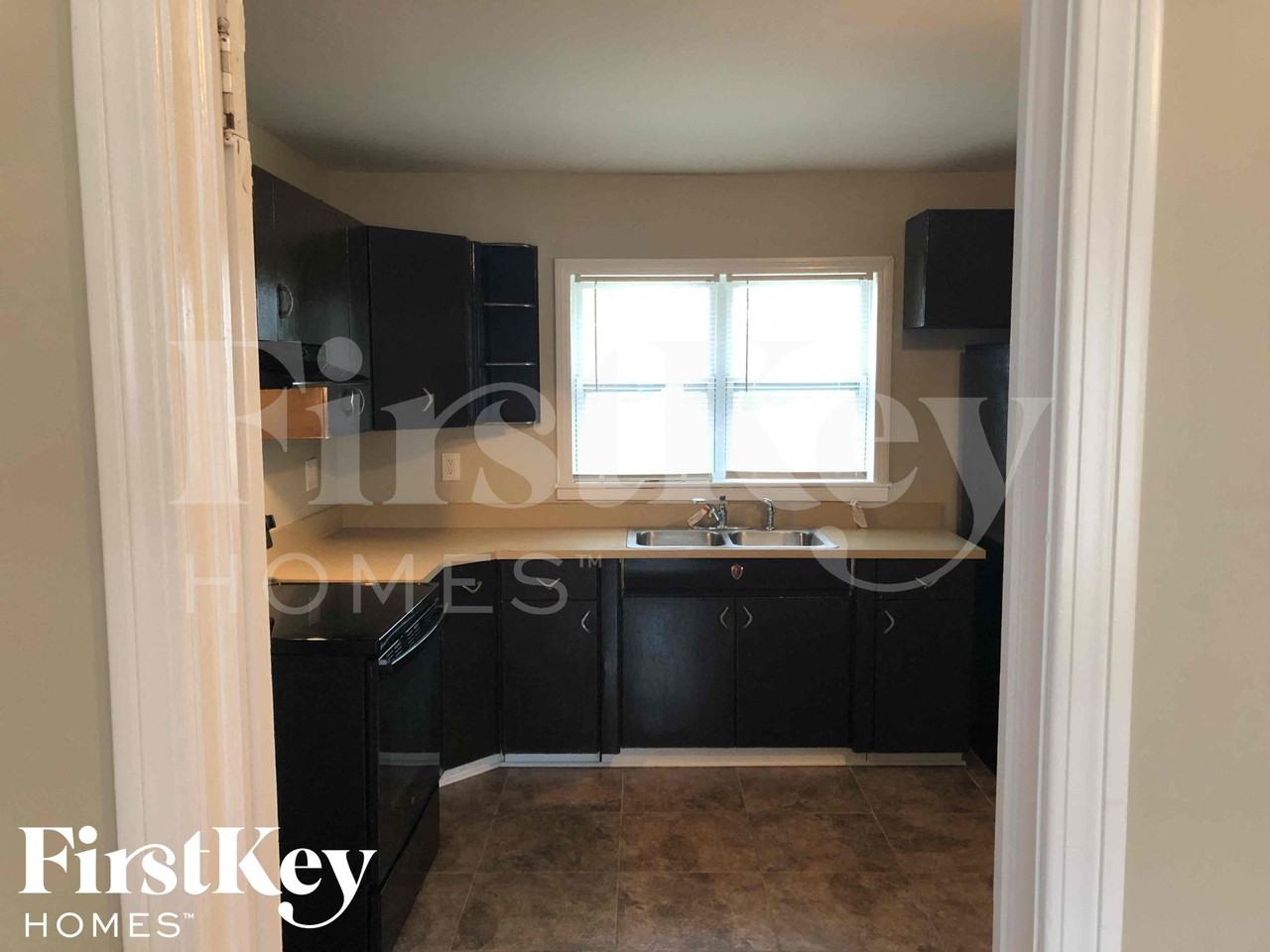 901 Elizabeth Dr - Photo 3 of 17