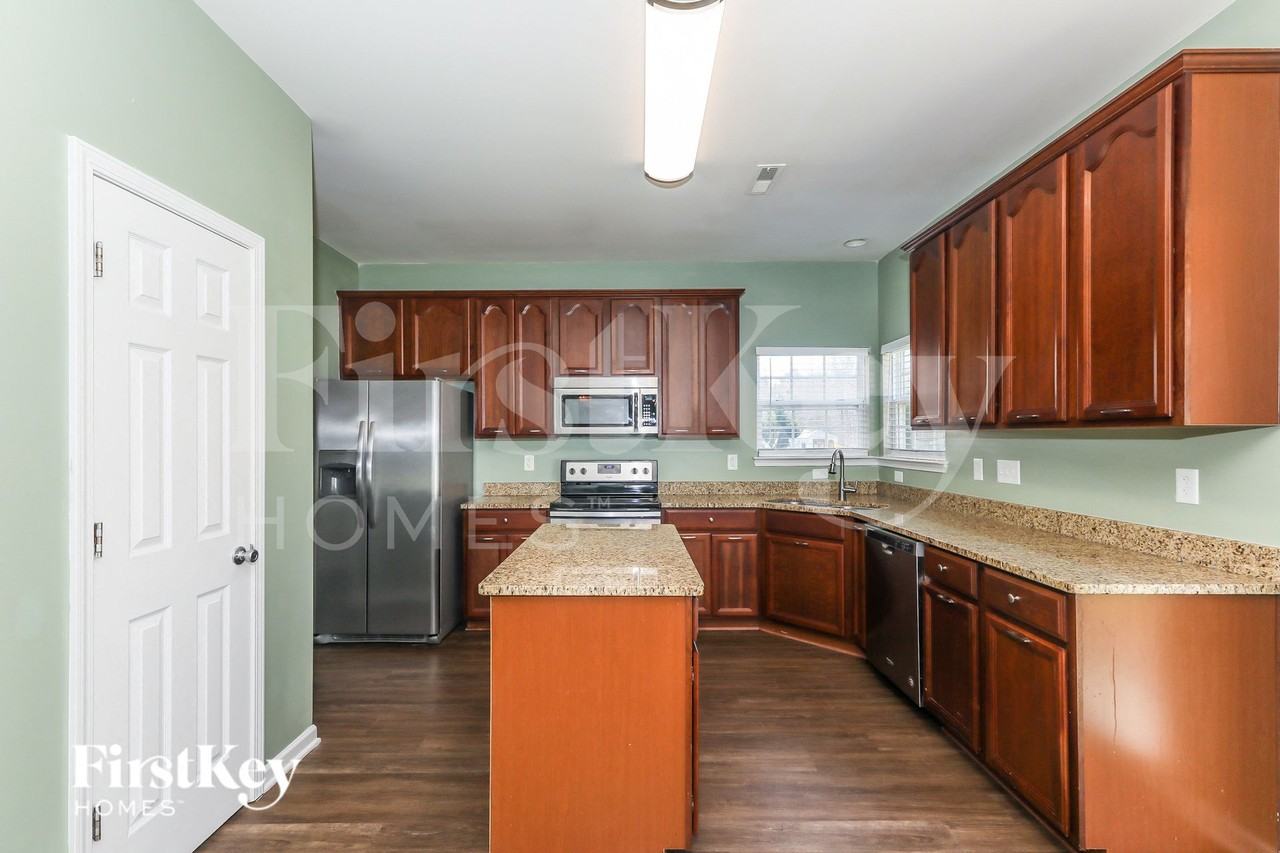 5911 Parkstone Dr - Photo 5 of 15