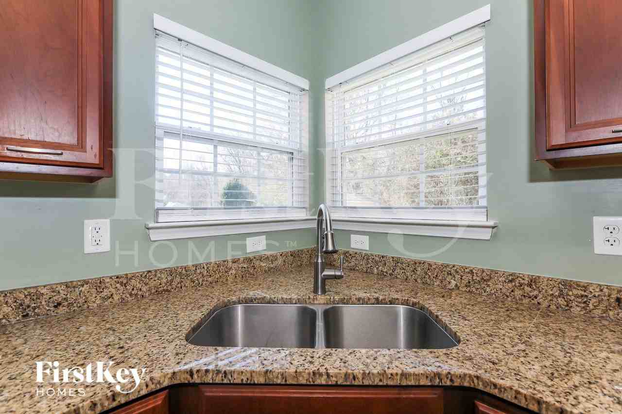 5911 Parkstone Dr - Photo 7 of 15