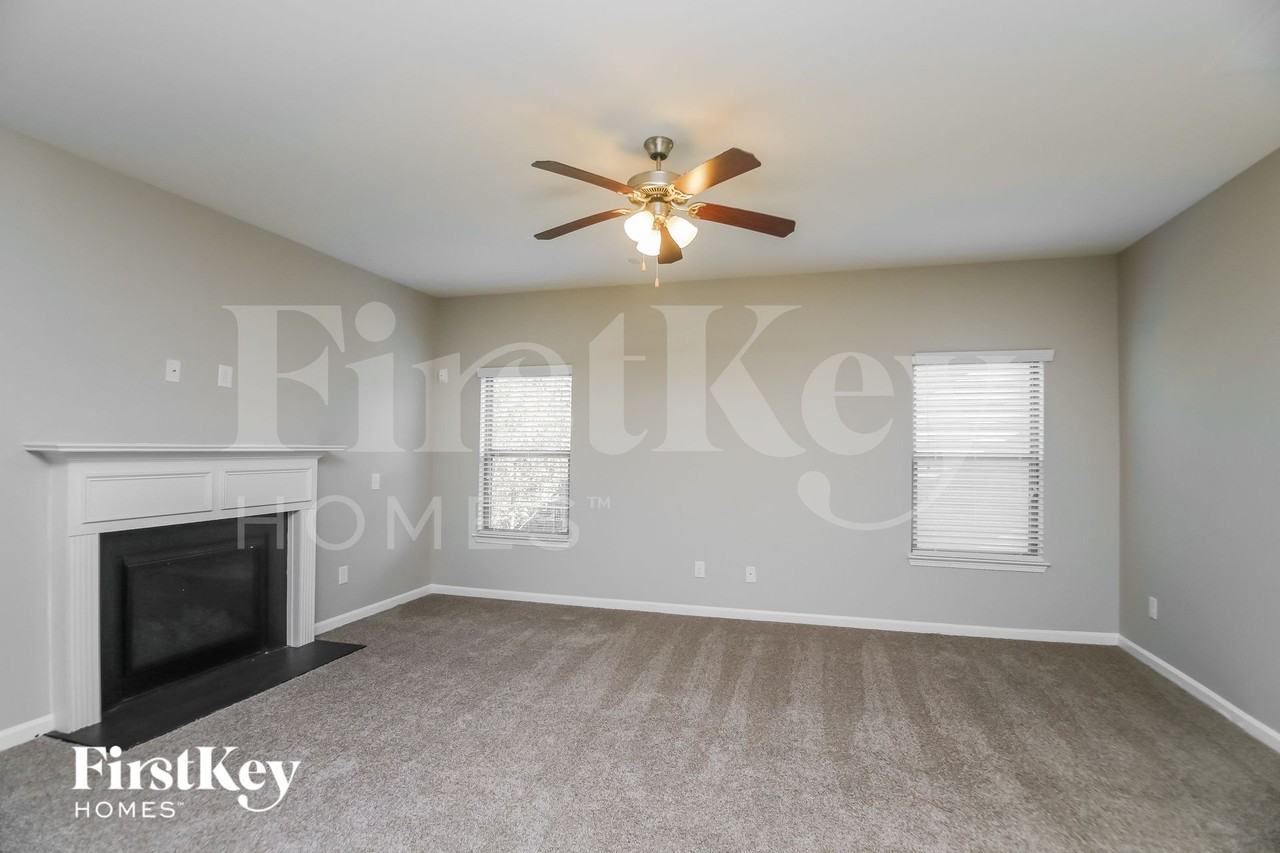 490 Silver Oak Dr - Photo 3 of 16