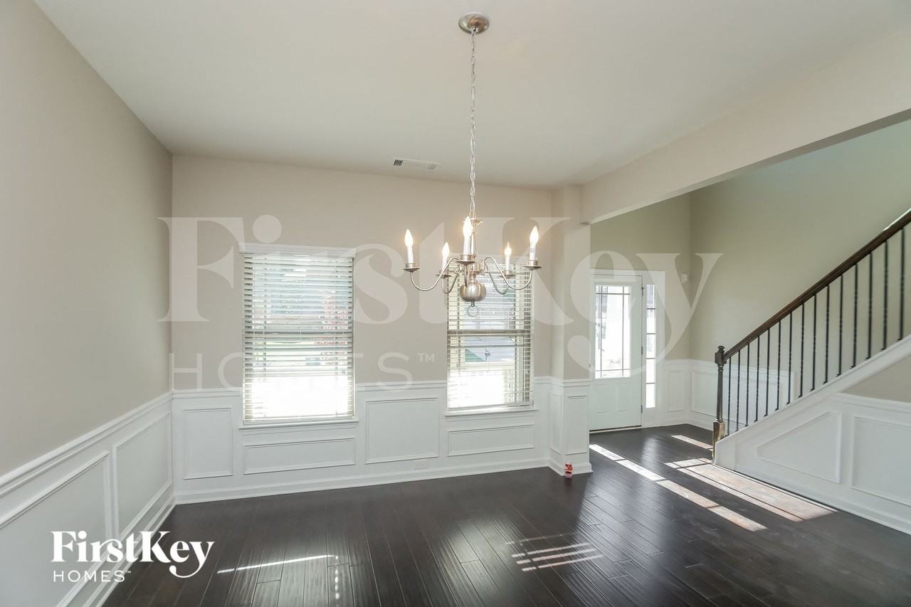 490 Silver Oak Dr - Photo 4 of 16