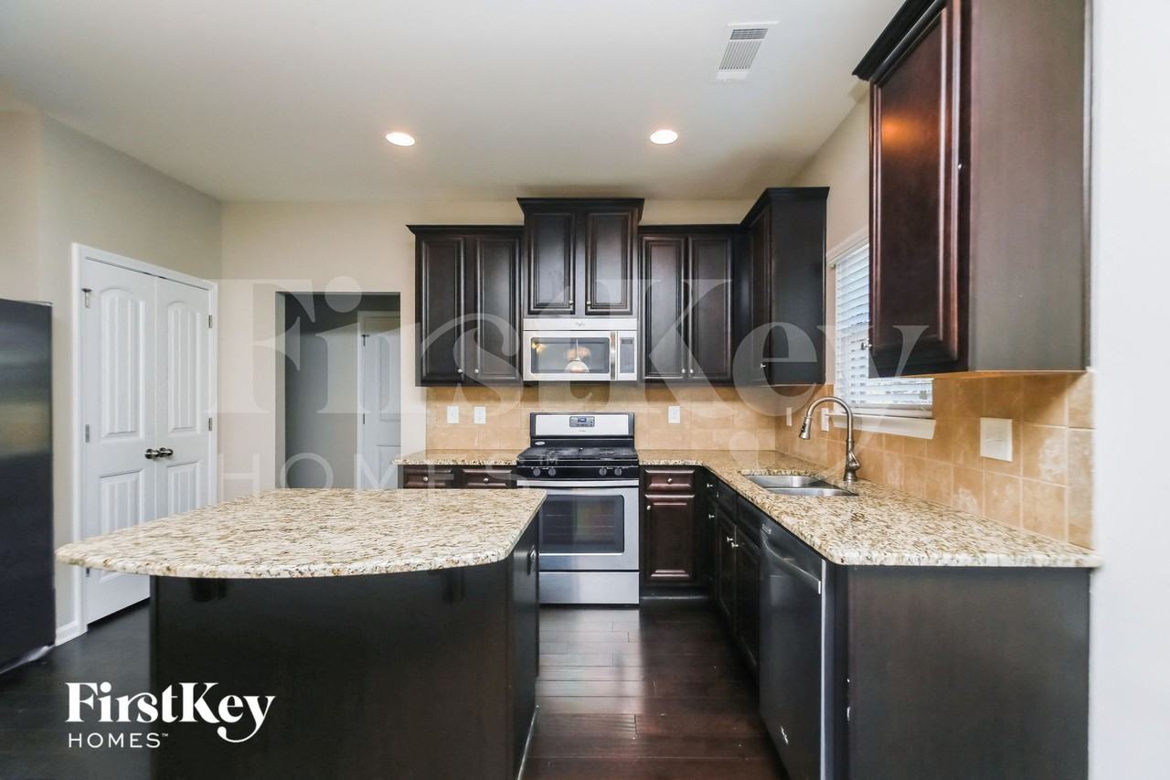 490 Silver Oak Dr - Photo 6 of 16