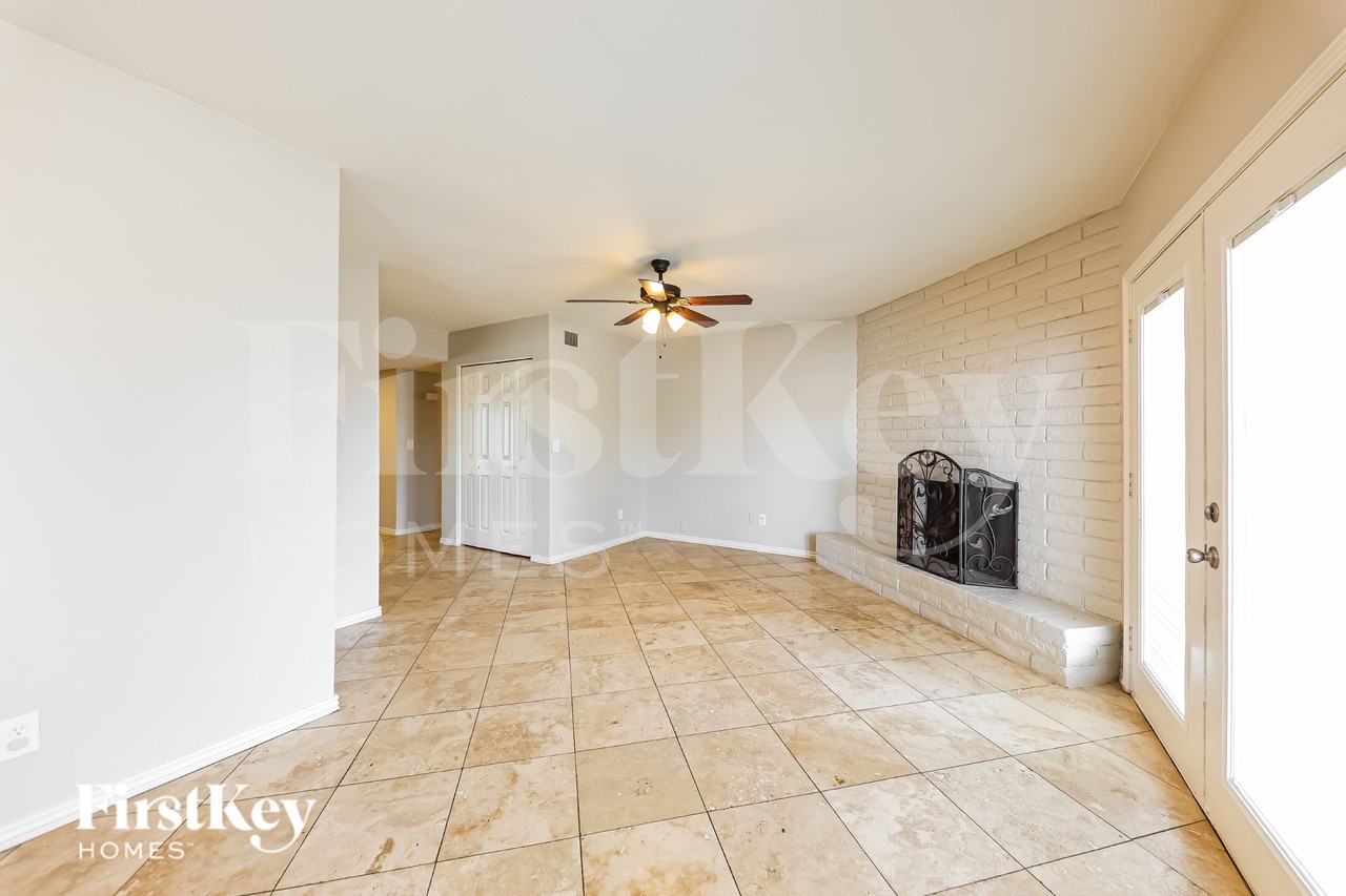 4841 W Paradise Ln - Photo 2 of 19