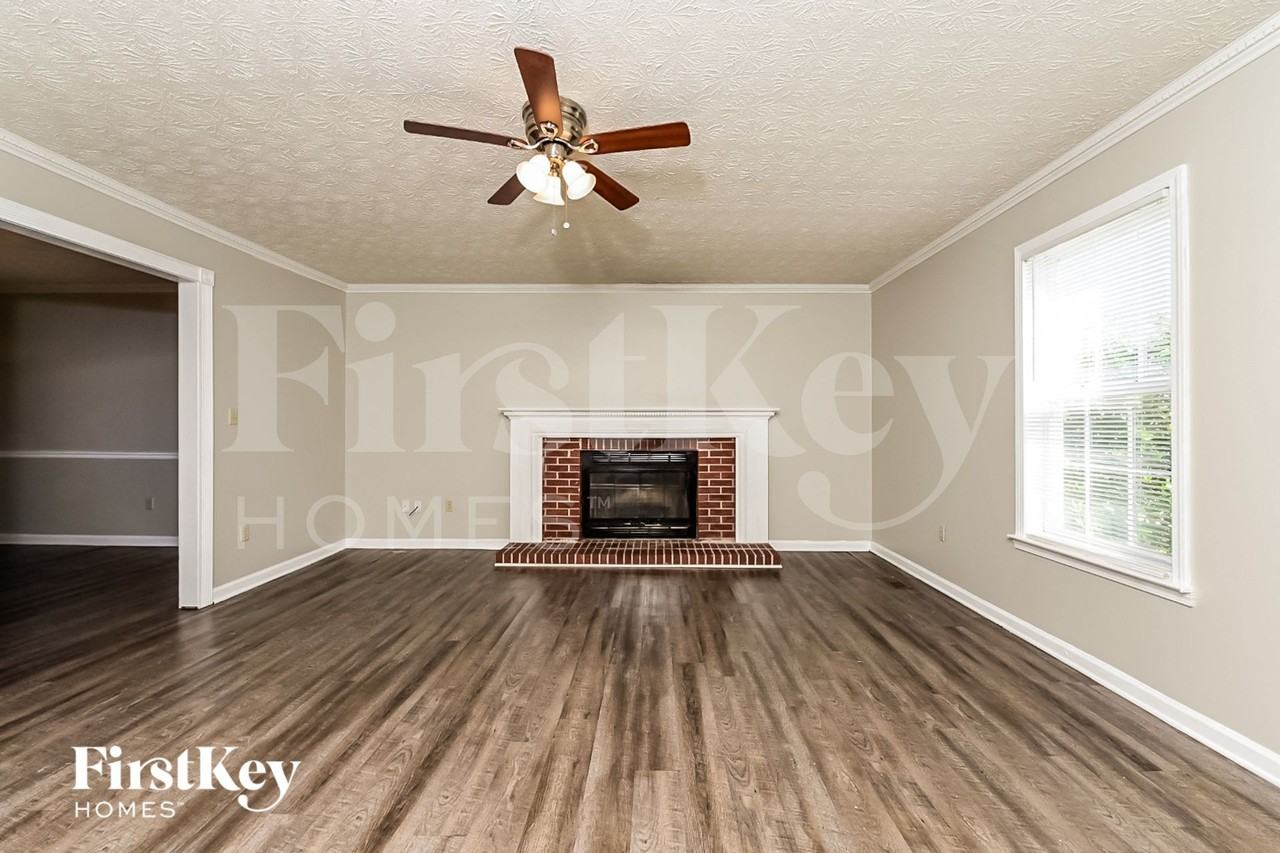 215 Brooks Dr - Photo 2 of 15