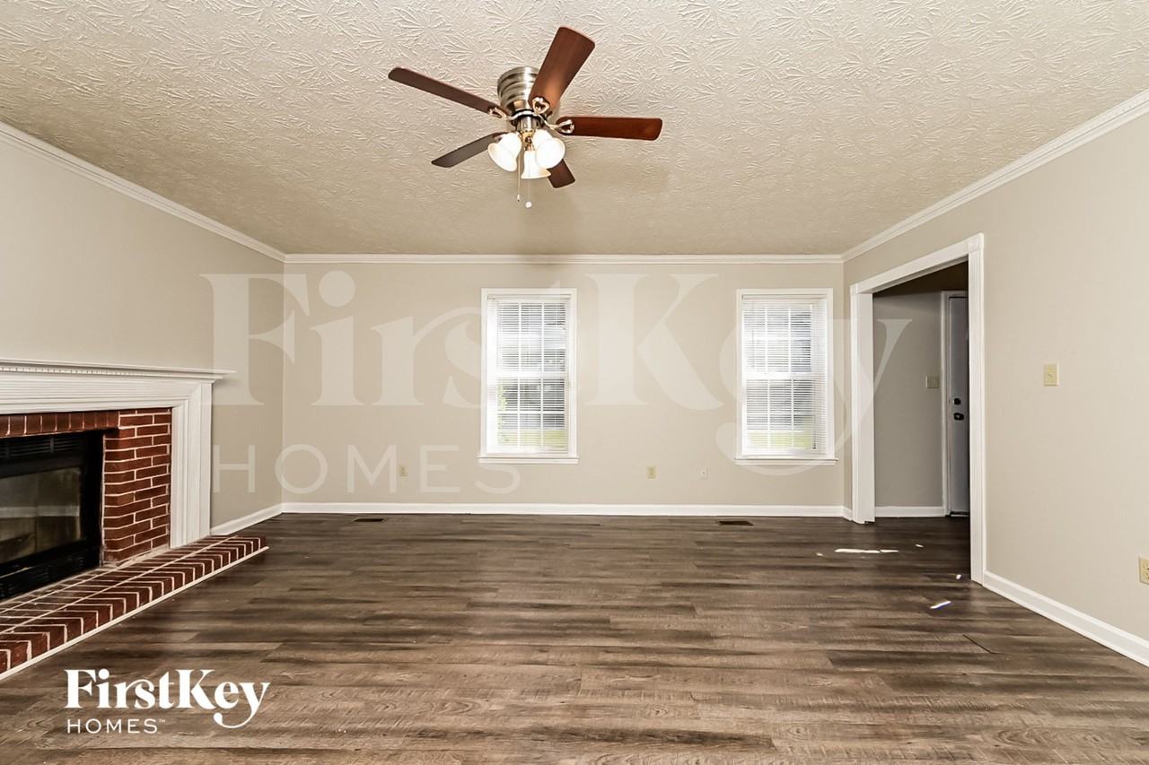 215 Brooks Dr - Photo 3 of 15