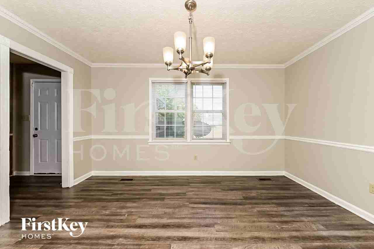 215 Brooks Dr - Photo 4 of 15