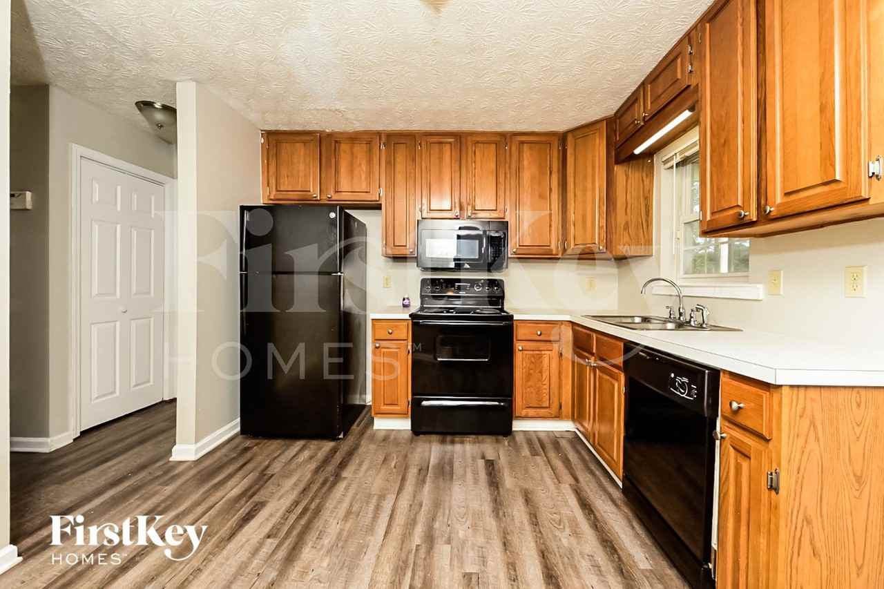 215 Brooks Dr - Photo 5 of 15