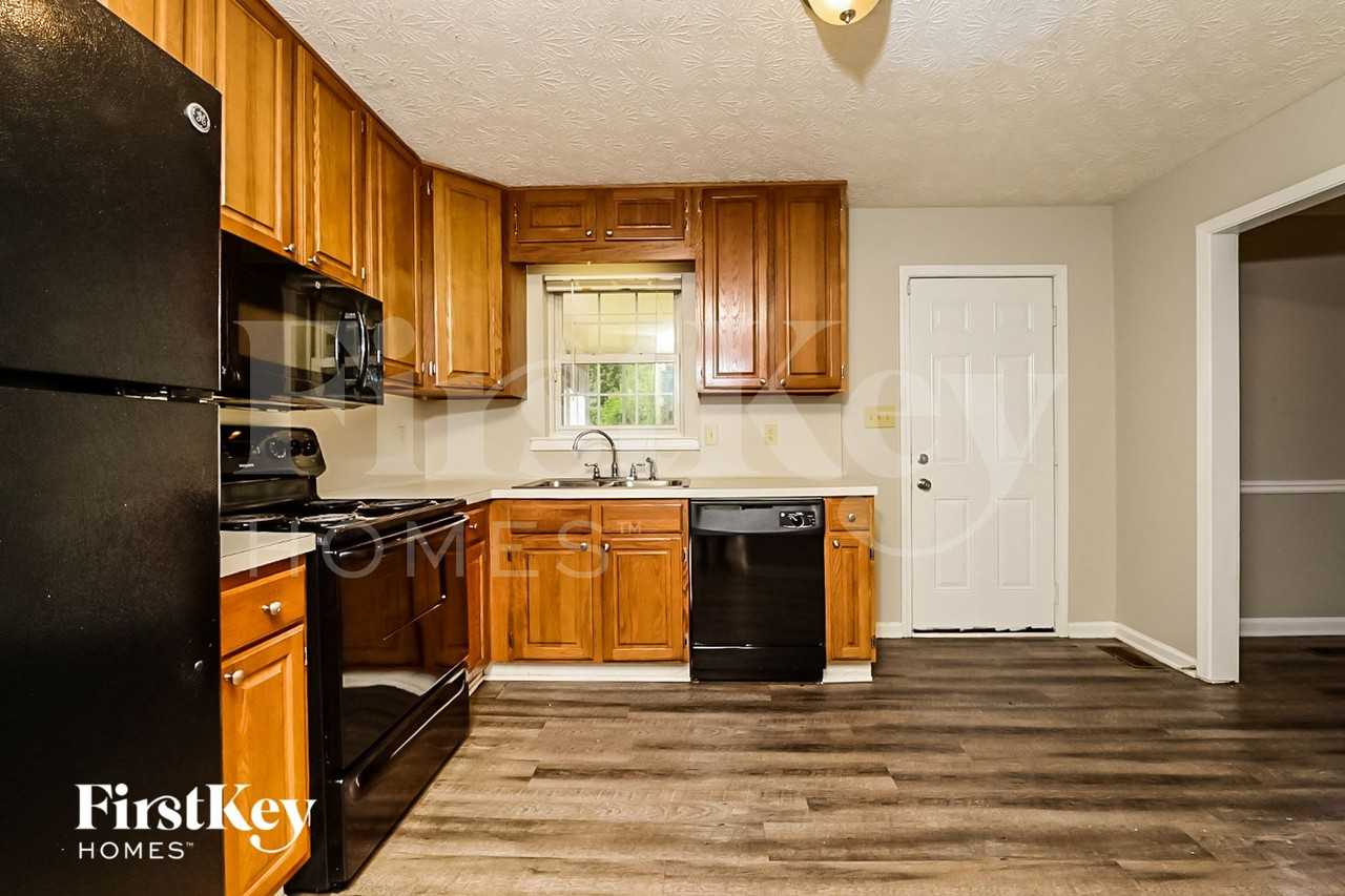 215 Brooks Dr - Photo 6 of 15