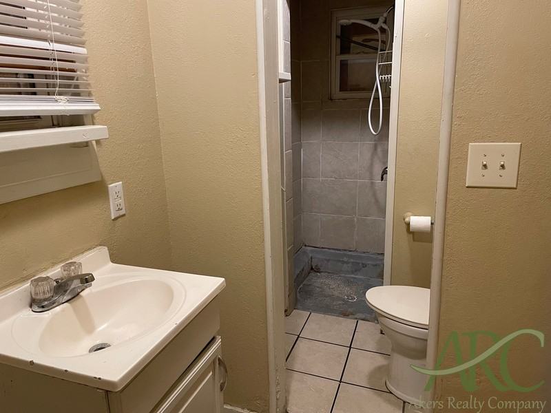 1317 1/2 Spruce St - Photo 4 of 5