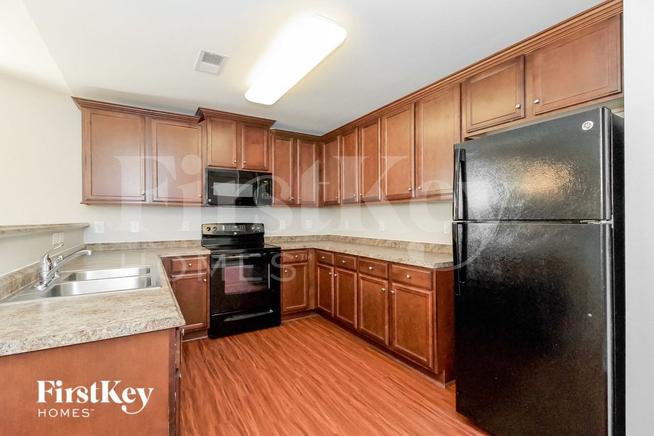 1558 Weatherend Dr - Photo 5 of 15