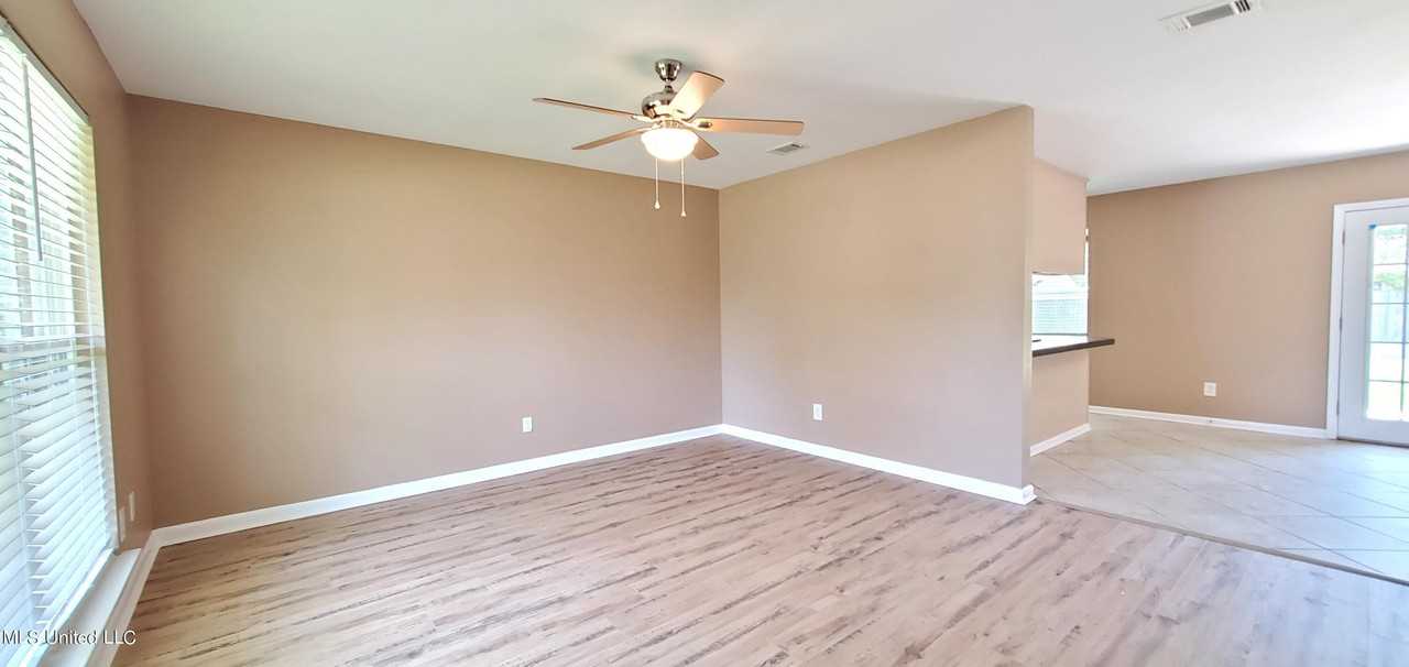 230 Saratoga Dr - Photo 3 of 17