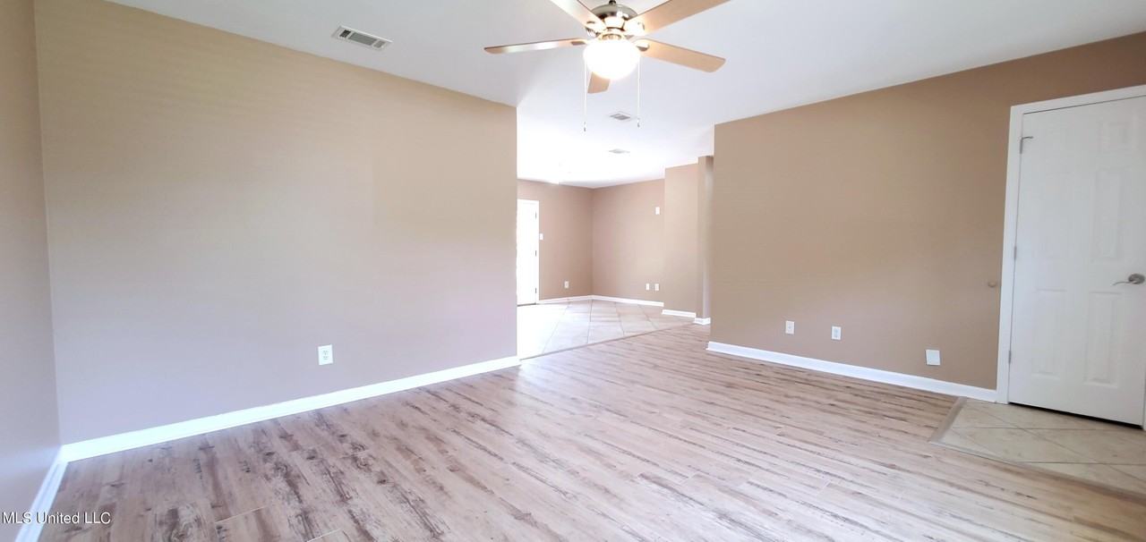 230 Saratoga Dr - Photo 4 of 17