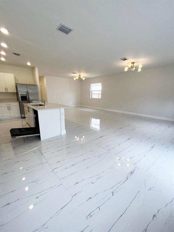 833 Se 26th Rd #0 - Photo 4 of 11