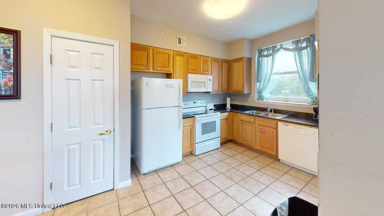 2230 Beach Dr - Photo 6 of 34