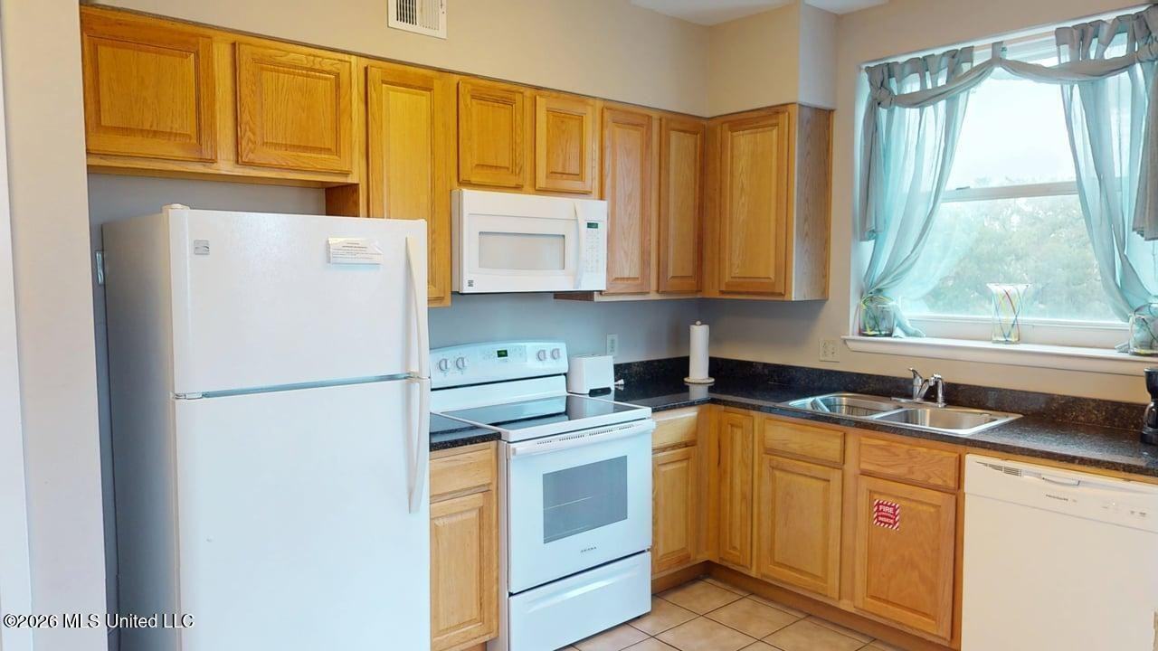 2230 Beach Dr - Photo 7 of 34