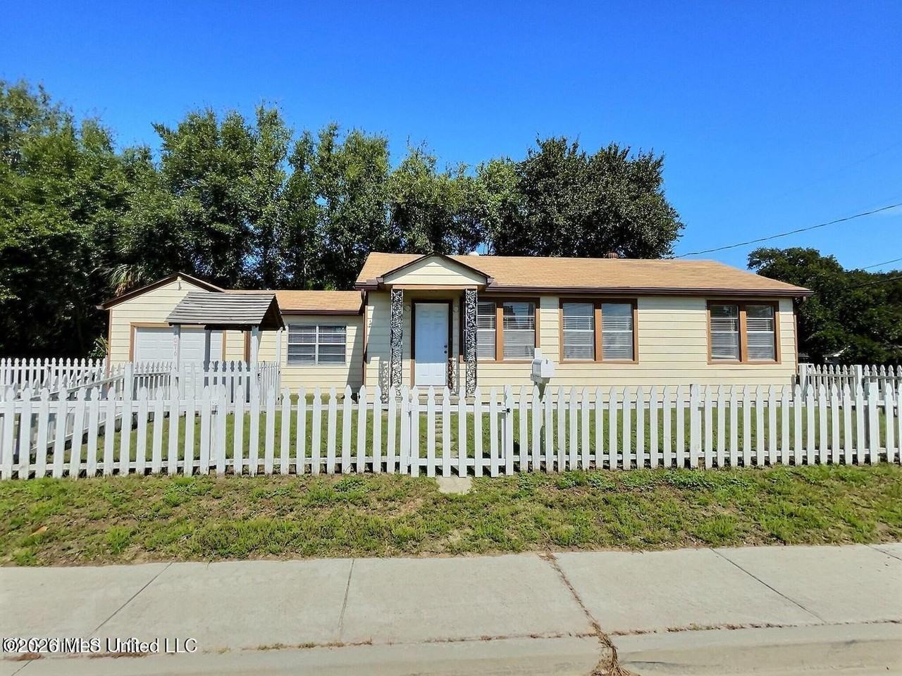 1076 Cherokee St