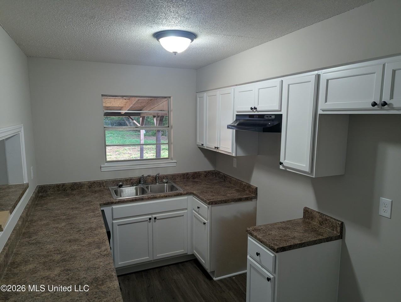 2628 Hillcrest Cir - Photo 2 of 19